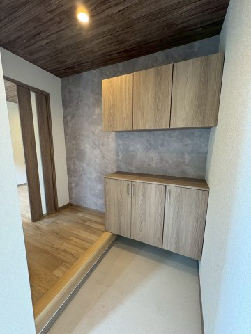塩屋台３丁目　中古戸建ての玄関|明るい玄関に収納もたっぷり