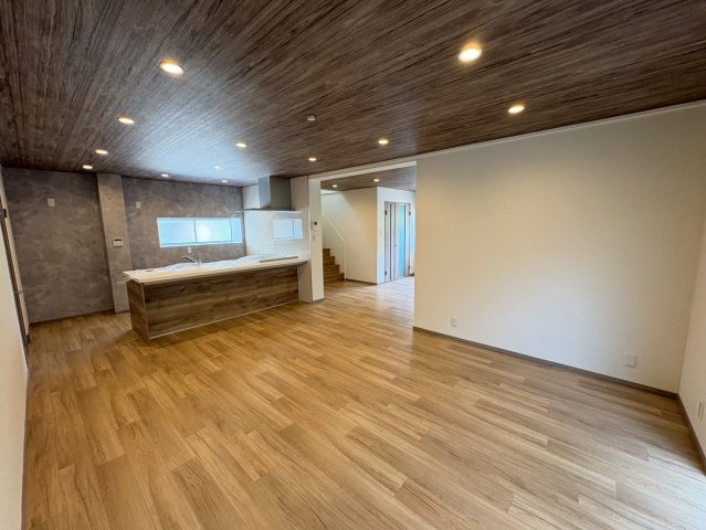 塩屋台３丁目　中古戸建ての居間・リビング|開放感たっぷりにリビングダイニング