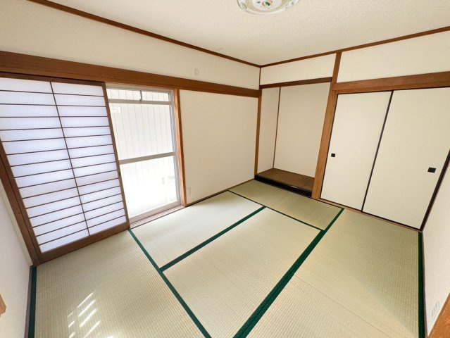 塩屋台３丁目　中古戸建ての和室|明るい便利な和室付