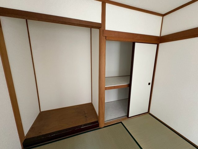 塩屋台３丁目　中古戸建ての和室|和室に収納あります