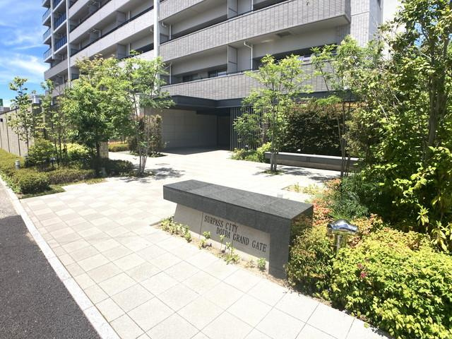 敷地内に緑があるので、植栽の連なりが作り出す美しい景観を日々感じる事ができます♪