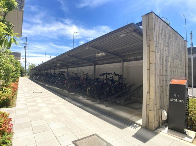 駐輪場、バイク置き場スペースあり♪屋根付きなので、雨風や雪、紫外線などの影響も軽減されます♪