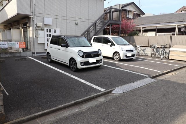 ブランシェ鷹の台の駐車場