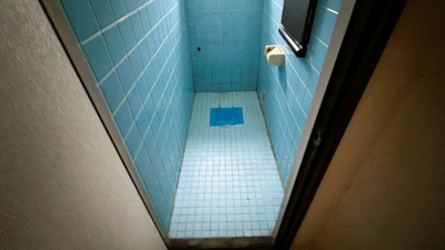 【トイレ】 | 千葉県野田市山崎 | ブルーのタイルが施された空間。窓付で換気も◎