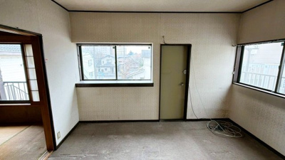 【洋室】 | 千葉県野田市山崎 | 2面に窓を配置。バルコニーへ出入り可能な掃き出し口があります。