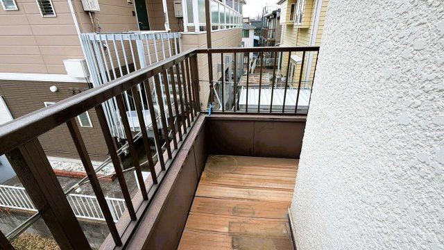 【バルコニー】 | 千葉県野田市山崎 | 手すり壁が設置されたバルコニー。洗濯物を干すスペースを確保。