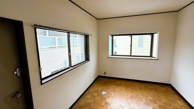 【洋室】 | 千葉県野田市山崎 | 寄木細工のような模様の床材を採用。窓から周囲の視界が開けます。