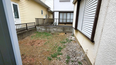 【庭】 | 千葉県野田市山崎 | 土のスペースと砂利敷きのエリアがある、家庭菜園等に適した庭。