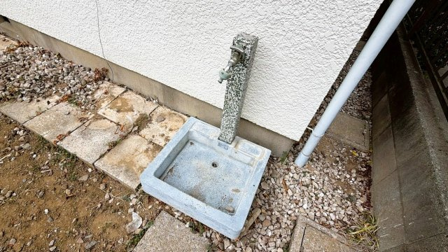 【設備】 | 千葉県野田市山崎 | 屋外に水栓と流しを設置。ガーデニングや掃除に活用可能です。