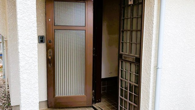 【玄関】 | 千葉県野田市山崎 | 玄関ドアには採光部があり、日中の玄関内を明るく保ちます。