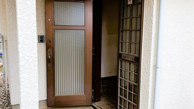 【玄関】 | 千葉県野田市山崎 | 玄関ドアには採光部があり、日中の玄関内を明るく保ちます。