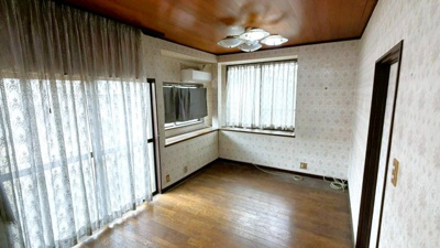 【居間・リビング】 | 千葉県野田市山崎 | 2面に窓を配置。採光を確保し、壁紙は柄入りのデザインです。