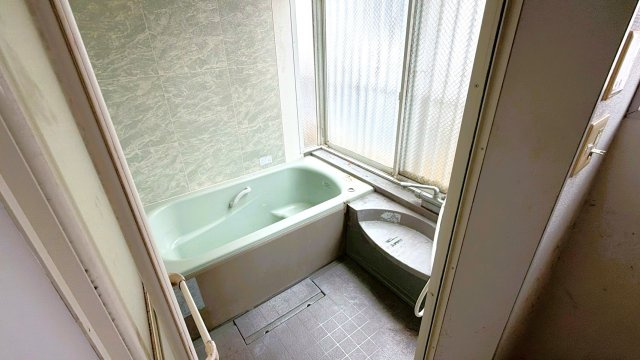 【浴室】 | 千葉県野田市山崎 | 手すり付きの浴槽を採用。大きな窓があり、自然換気が可能です。