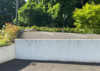 【外観】 | ホテル | 家を建てる場合、方位は要チェックです。現実的に日当たりのよい家ならばリビングは南側、建築基準法でも北側に当たる家への配慮は求められています。土地を見学に行く際は、方位磁針を持って行くようにしましょう。
