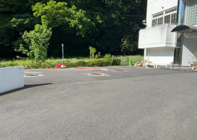 【外観】 | ホテル | 土地の前の道路に消火栓が設置されていることがあります。この場合、道路交通法第45条第1項により、駐車禁止の場所が指定されています。そのため、車庫などの駐車スペースをつくることができない場合があります。