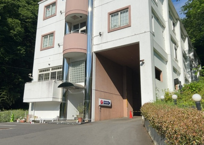 【外観】 | ホテル | 隣家の土地はどうなっているのか、生活利便施設が近くにあるのか、学校まで近いかなど、お客様のライフスタイルにあわせたイメージが重要です。また、近くにあると困る施設が近くにないかも確認するといいでしょう。