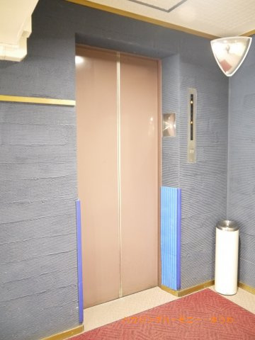 【その他共用部分】 | メゾンゴールドマンション | エレベーター完備のため荷物が多くなっても安心。