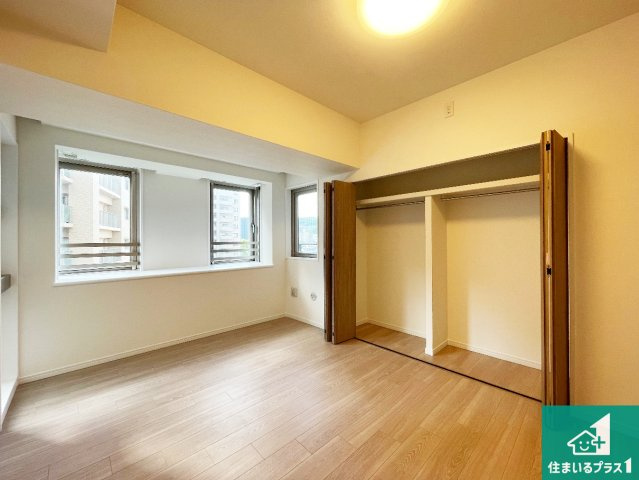 パークスクエア宝塚フォレストタワーの洋室|寝室は心地よい眠りについてもらいたくて、シンプルかつ開放的な空間な設計にしています！大きな窓から差し込む日が心地いいです♪