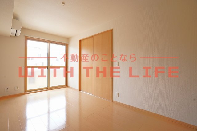 カトレアコート【キャッシュバック対象物件】の居間・リビング|こちらのリビングで趣味の時間をお楽しみください