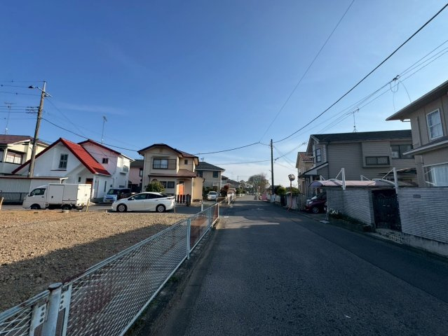 -三丁目不動産-　熊谷市上須戸　売地の前面道路含む現地写真