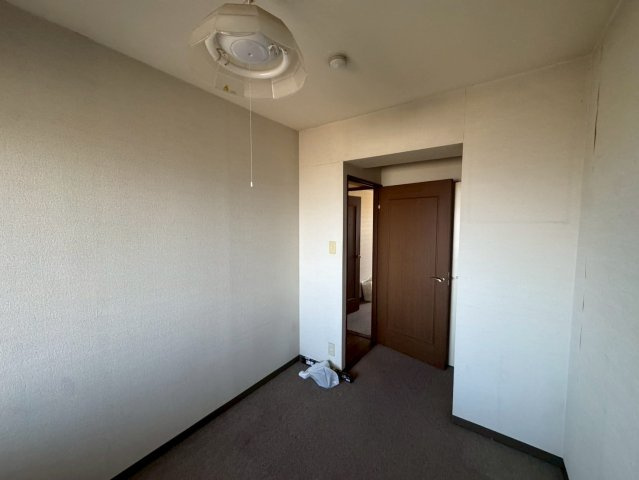 行田西口ローヤルコーポの洋室