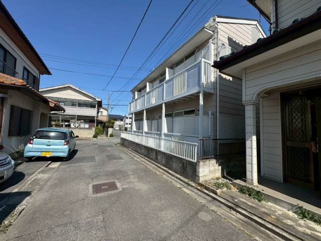 -三丁目不動産-　本庄市小島南1丁目　昭和63年築の前面道路含む現地写真