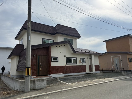 北見市東三輪４丁目１６番地１２３　中古売家の前面道路含む現地写真