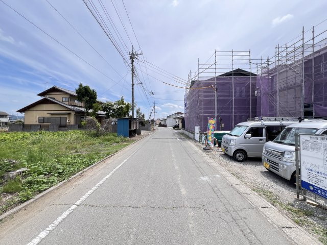 新築　安中市古屋　Livele Garden.S　１号棟の前面道路含む現地写真|北側接道幅員約5.6ｍ
