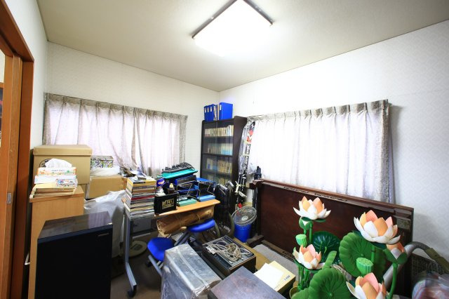 南向きバルコニーと蔵のある暮らし・5LDK住宅｜渋川市中村の洋室|2面採光の室内。隣の部屋とつなげての利用も可能です