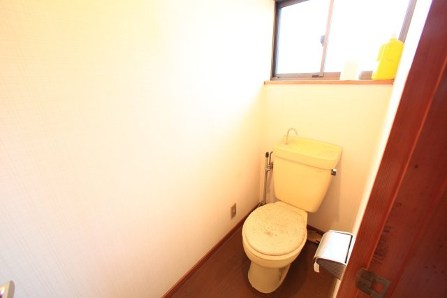 南向きバルコニーと蔵のある暮らし・5LDK住宅｜渋川市中村のトイレ|2階にもトイレを完備。夜間や忙しい朝もスムーズです