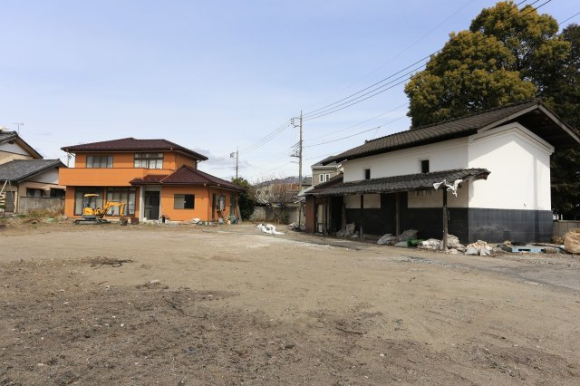 南向きバルコニーと蔵のある暮らし・5LDK住宅｜渋川市中村の外観|母屋と蔵の間に広々とした開放感。駐車や庭造りも楽しめます