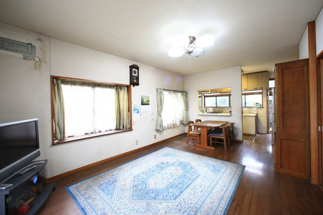 南向きバルコニーと蔵のある暮らし・5LDK住宅｜渋川市中村の居間・リビング|キッチンから見渡せる配置。調理中も家族と会話が弾みます