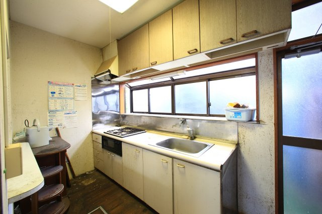 南向きバルコニーと蔵のある暮らし・5LDK住宅｜渋川市中村のキッチン|勝手口と窓で通気を確保。複数人で立てる広さを備えています