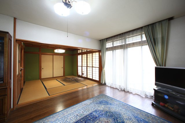 南向きバルコニーと蔵のある暮らし・5LDK住宅｜渋川市中村の居間・リビング|隣の和室とひと続きに利用可能。障子から光が届きます