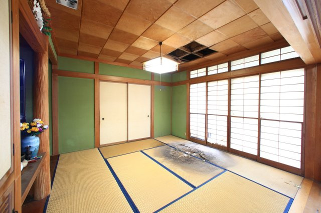 南向きバルコニーと蔵のある暮らし・5LDK住宅｜渋川市中村の和室|ベランダからの雨漏りにより和室天井・畳にダメージがあります