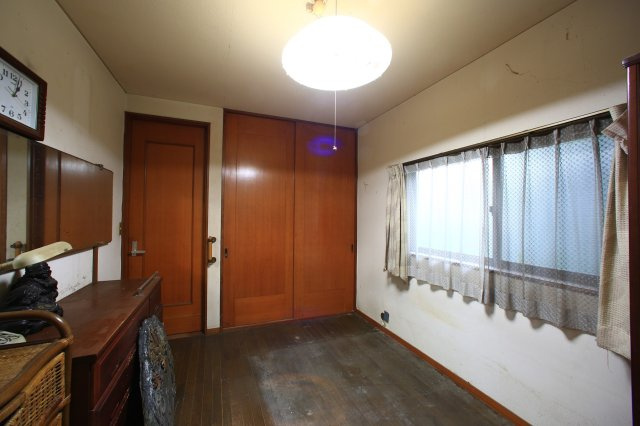 南向きバルコニーと蔵のある暮らし・5LDK住宅｜渋川市中村の洋室|窓から光が入るシンプルな内装。デスク等も配置できる広さです
