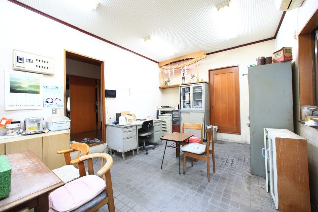 南向きバルコニーと蔵のある暮らし・5LDK住宅｜渋川市中村の設備|デスクや棚を配置できる事務所付。店舗や趣味の部屋にも