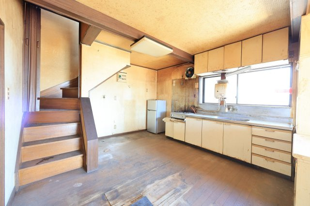群馬県安中市下磯部　～32帖養蚕部屋＆160㎡倉庫！広大な農地で叶える創作と農の暮らし～						のキッチン|窓からの通風でシンク周りの湿気を逃がし、視線が抜けて開放的です。