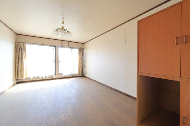 群馬県安中市下磯部　～32帖養蚕部屋＆160㎡倉庫！広大な農地で叶える創作と農の暮らし～						の洋室|家具配置がしやすいフラットな壁面、大型のワードローブも自由に配置可能