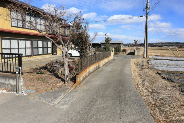 群馬県安中市下磯部　～32帖養蚕部屋＆160㎡倉庫！広大な農地で叶える創作と農の暮らし～						の前面道路含む現地写真|見通しがいい前面道路