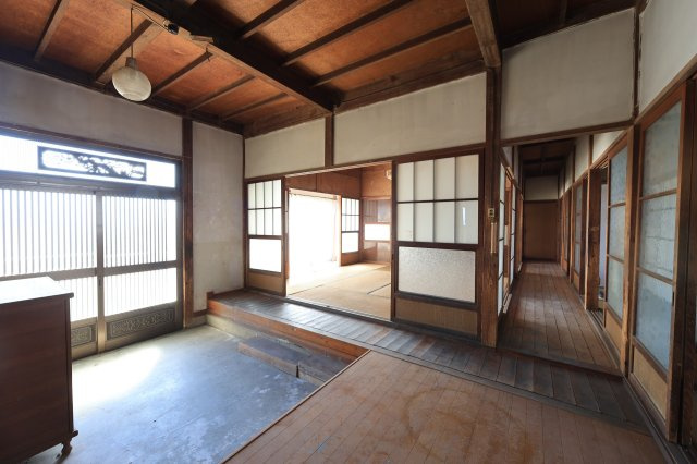 群馬県安中市下磯部　～32帖養蚕部屋＆160㎡倉庫！広大な農地で叶える創作と農の暮らし～						の玄関|現代の住宅では味わえない開放感
