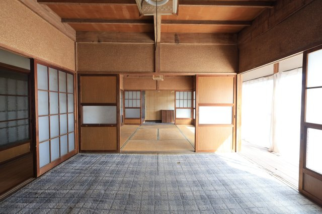 群馬県安中市下磯部　～32帖養蚕部屋＆160㎡倉庫！広大な農地で叶える創作と農の暮らし～						の和室|伝統的な梁が露出した天井構造、障子から光が入る和室