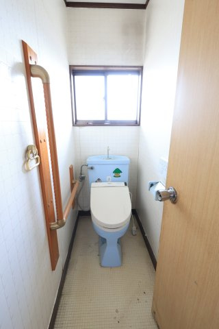 群馬県安中市下磯部　～32帖養蚕部屋＆160㎡倉庫！広大な農地で叶える創作と農の暮らし～						のトイレ|窓を開けて湿気対策ができ、手すり付きで転倒防止にも役立ちます。