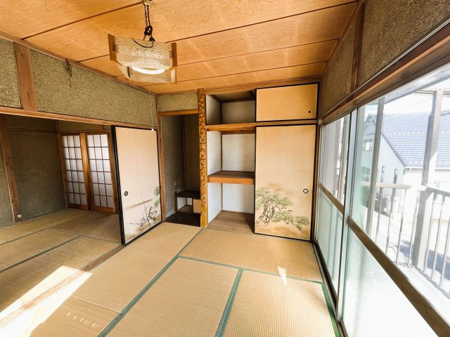 群馬県桐生市境野町３丁目　～利便施設が充実！水と緑に恵まれた、穏やかな平坦地の住宅街。～の和室|2面に窓とバルコニーを配し、日当たりと風通しを確保した居室。