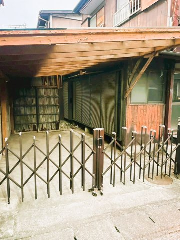 群馬県桐生市境野町３丁目　～利便施設が充実！水と緑に恵まれた、穏やかな平坦地の住宅街。～の駐車場|伸縮ゲートと屋根を備えた、コンクリート敷きの駐車スペース。
