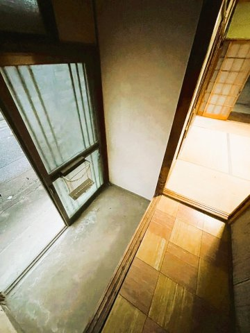 群馬県桐生市境野町３丁目　～利便施設が充実！水と緑に恵まれた、穏やかな平坦地の住宅街。～の玄関|扉からの光が開放感を与え、ゆったりした土間は来客時にも落ち着いて対応できる空間です。