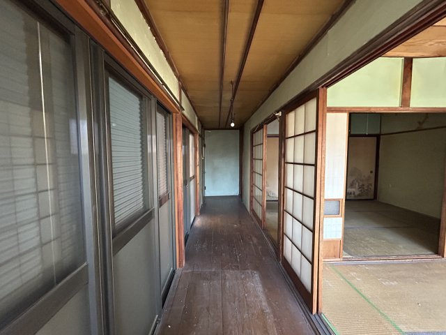 群馬県桐生市境野町３丁目　～利便施設が充実！水と緑に恵まれた、穏やかな平坦地の住宅街。～のその他共用部分|居室に面した奥行きのある廊下。窓から自然光が差し込みます。