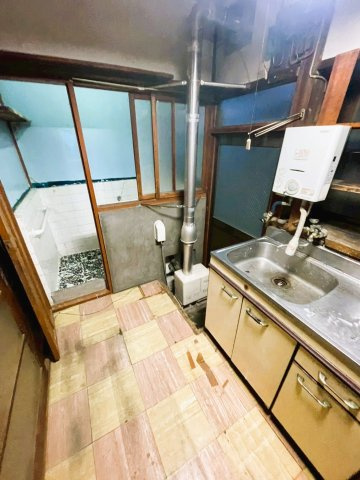 群馬県桐生市境野町３丁目　～利便施設が充実！水と緑に恵まれた、穏やかな平坦地の住宅街。～のキッチン|勝手口が隣接しており、調理中の換気やゴミ出しに便利です。