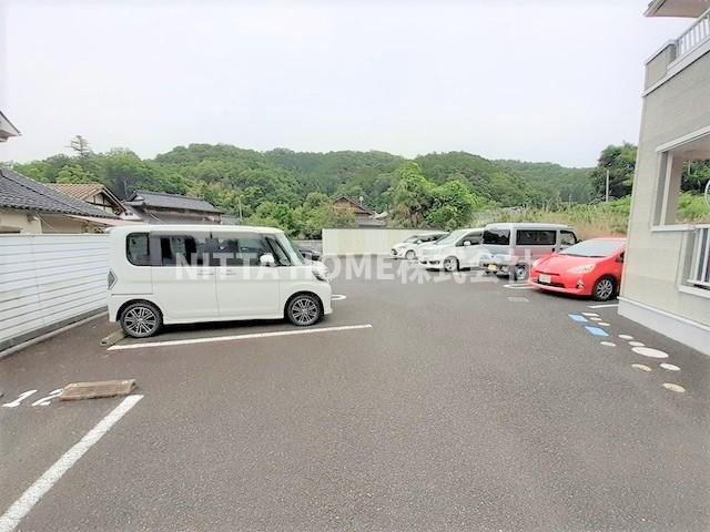 舞鶴市字引土のアパートの駐車場|敷地内に駐車場も完備★