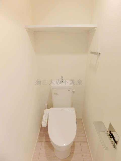 RJRプレシア蒲田のトイレ|棚と温水洗浄便座付きのトイレ　